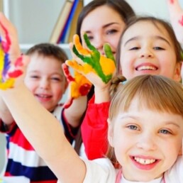 Kinder beim Basteln