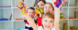 Kinder beim Basteln
