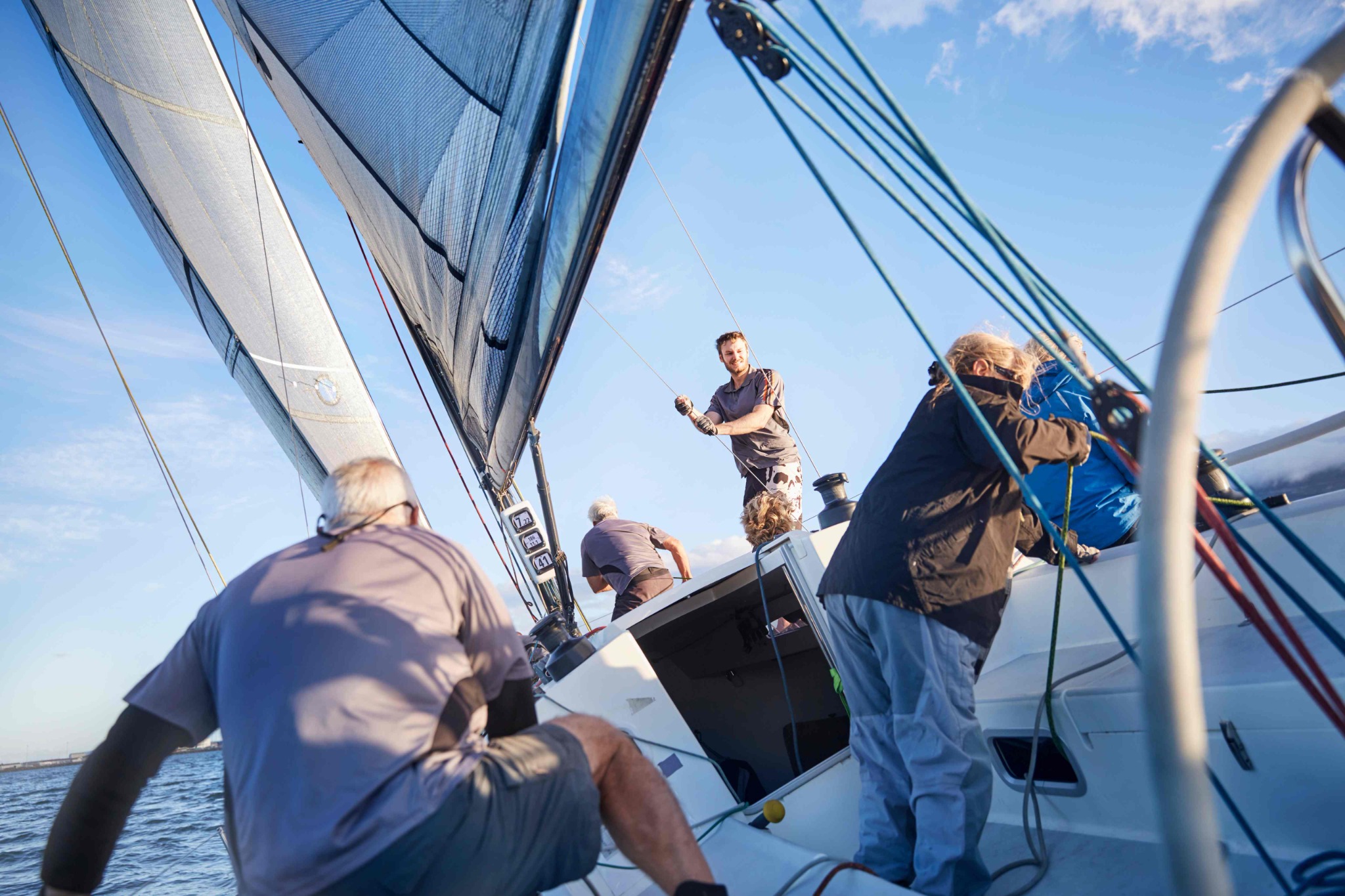 Ein Team arbeitet gemeinsam auf einem Segelboot